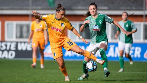 Die Werder-Spielerin Chiara Hahn versucht, ihrer Hoffenheimer Gegnerin den Ball abzunehmen.