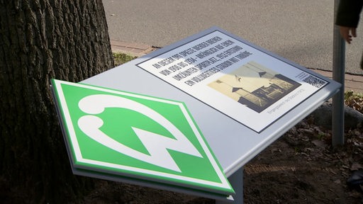 Zu sehen ist eine Werder Infotafel, die eingeweiht wurde.