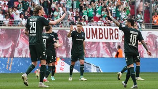 Mehrere Werder-Spieler bejubeln einen Treffen gegen RB Leipzig.