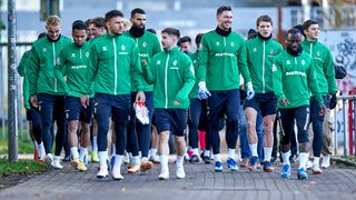 Die Werder-Spieler schlendern zum Training.
