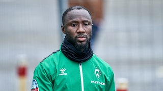 Werder-Spieler Naby Keita schlendert zum Training.