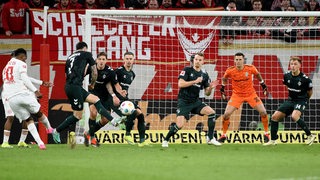 Mehrere Werder-Spieler versuchen den Schuss eines Mainzer Spielers zu blocken.