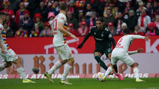 Werder-Spieler Justin Njinmah dribbelt an seinem Gegenspieler vorbei.