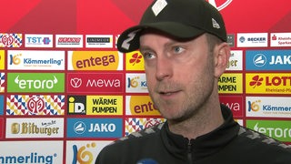 Werder-Trainer Ole Werner gibt der ARD ein Interview.