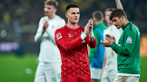 Werder-Torhüter Michael Zetterer applaudiert in Richtung der Zuschauer.
