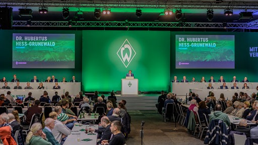 Hubertus Hess-Grunewald hält eine Rede während der Werder-Mitgliederversammlung.