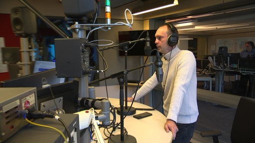 Werder-Trainer Ole Werner spricht im Studio bei Radio Bremen in ein Mikrofon.