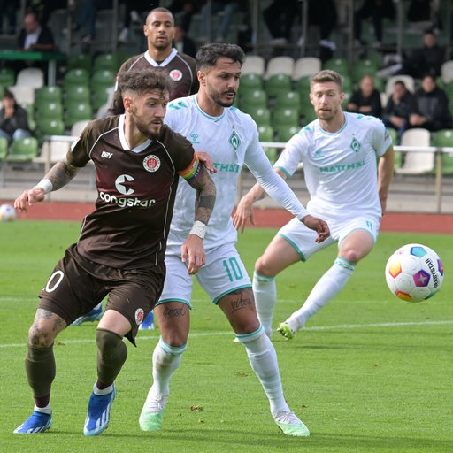 Werder-Spieler Leonardo Bittencourt liefert sich einen Zweikampf mit Pauli-Kapitän Marcel Hartel.