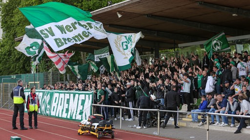 Werder-Fans auf der Tribüne des Stadion "Platz 11" in Bremen