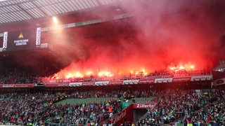 Bayern-Fans zündeln Pyrotechnik in der Gästekurve des Weser-Stadions.