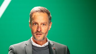 Werder-Geschäftsführer Tarek Brauer hält während der Mitgliederversammlung eine Rede.