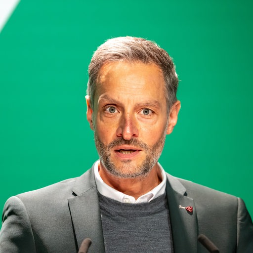 Werder-Geschäftsführer Tarek Brauer hält während der Mitgliederversammlung eine Rede.