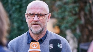 Werder-Legende Thomas Schaaf gibt Interviews.