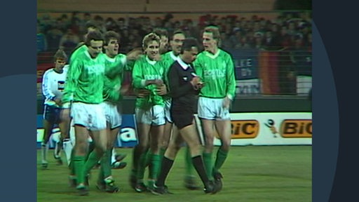 Die damaligen Spieler von Werder Bremen beim Torjubel.