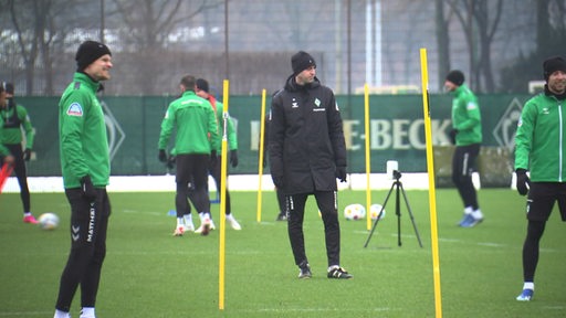 Werder Bremen Trainer Ole Werner auf dem Trainingsplatz mit den Werder Spielern. 