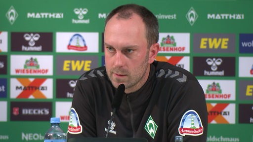 Der Werder Bremen Trainer Ole Werner bei der Pressekonferenz.