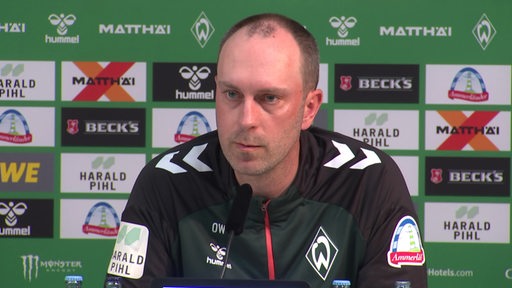Der Trainer von Werder Bremen, Ole Werner, während einer Pressekonferenz