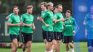 Die Mannschaft von Werder Bremen trainiert auf Platz 11 am Weserstadion