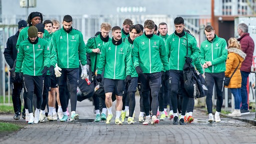 Die Werder-Spieler laufen zum Trainingsplatz.