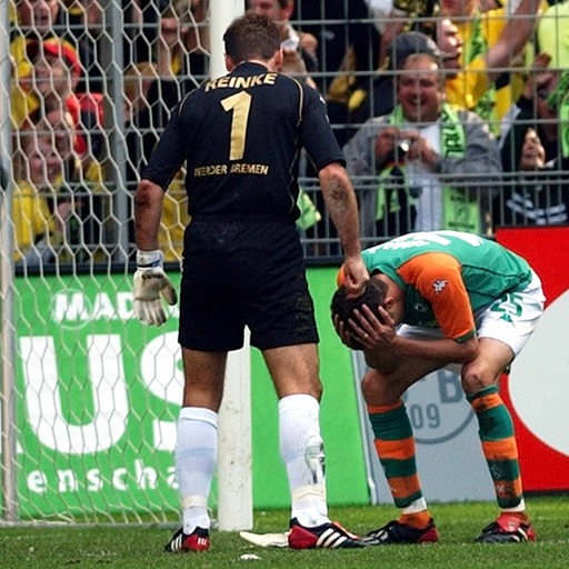 Werder-Torhüter Andreas Reinke tröstet Valerien Ismael nach seinem Eigentor gegen Dortmund.