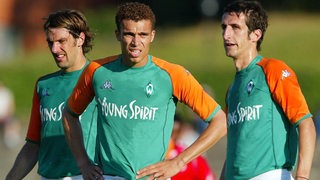 Die Werder-Spieler Mladen Krstajic, Valerien Ismael und Johan Micoud blicken enttäuscht.
