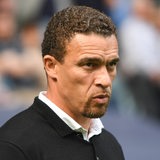 Watford-Trainer Valerien Ismael blickt ernst auf den Platz.