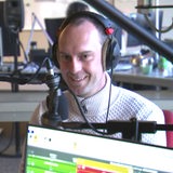 Werder-Trainer Ole Werner lächelt während eines Radio-Interviews.