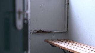 Die Umkleidekabine der zweiten Mannschaft von Werder Bremen in einem schlechten Zusatnd.