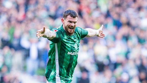 Oliver Burke bejubelt sein Tor gegen Frankfurt.