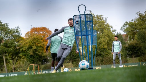Oliver Burke spielt im Training einen Pass. 
