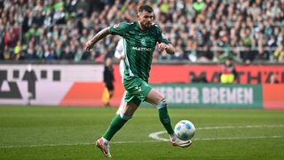 Oliver Burke führt im Weser-Stadion den Ball.