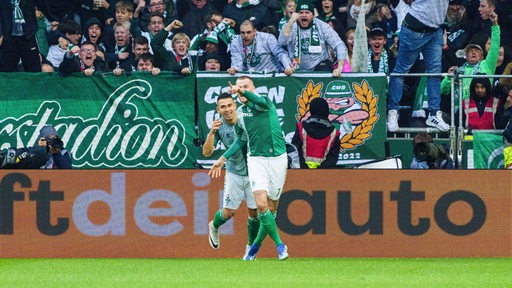 Marvin Ducksch und Rafael Borré bejubeln ein Tor gegen Union Berlin. 