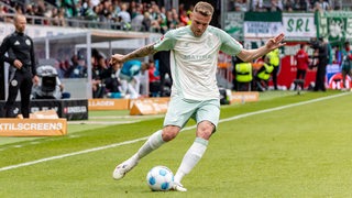 Marvin Ducksch schlägt im Spiel gegen Heidenheim eine Flanke.