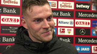 Werder-Stürmer Marvin Ducksch lächelt beim Interview nach dem Sieg im Stuttgart.