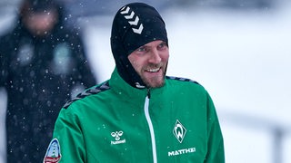 Marvin Ducksch geht bei Schnee zum Trainingsplatz.