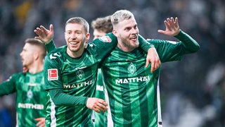 Mitchell Weiser und Marvin Ducksch jubeln.