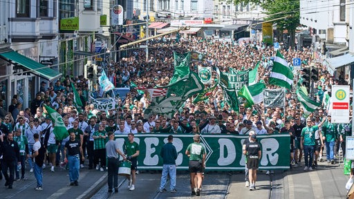 Werderfans ziehen vor dem letzten Heimspiel in einem Fanmarsch durchs Bremer Viertel Richtung Weser-Stadion.
