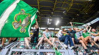 Werder-Fans feiern den Sieg in Dortmund.
