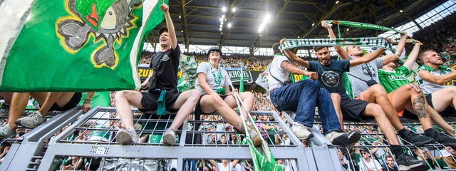 Werder-Fans feiern den Sieg in Dortmund.