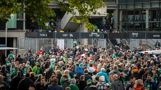 Werder-Fans stehen vor dem Weserstadion 