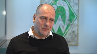 Werder-Finanzchef Klaus Filbry sitzt in seinem Büro beim Interview mit dem Sportblitz.