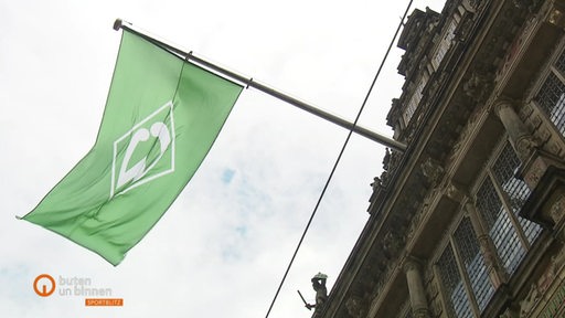 Die Werder-Flagge. Sie weht im Wind.