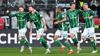 Romano Schmid, Oliver Burke, Felix Agu, Jens Stage und Marvin Ducksch jubeln über das 1:0 gegen Frankfurt.