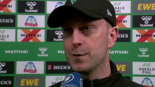 Ole Werner gibt ein Interview.