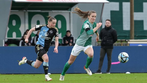 Die Werder-Spielerin Michaela Brandenburg rennt ihrer Gegenspielerin davon.