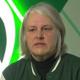 Birte Brüggemann, Leiterin der Werder-Frauen, blickt während eines Interviews an der Kamera vorbei.