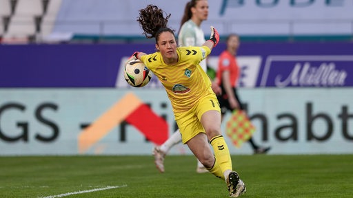 Werder-Torhüterin Livia Peng wirft den Ball ab.
