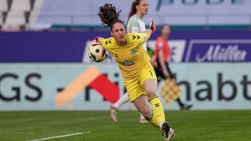 Werder-Torhüterin Livia Peng wirft den Ball ab.