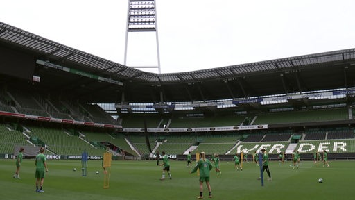 Auf dem Spielfeld im Weserstadion ist die Werder-Frauen Mannschaft beim Training zu sehen.