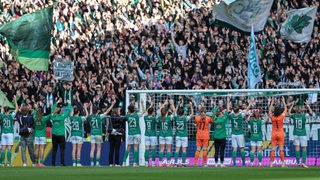 Die Spielerinnen des SV Werder Bremen bejubeln ihren Sieg im Weser-Stadion mit den Fans.